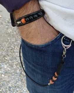 Ανδρικό Δερμάτινο Βραχιόλι με Χειροποίητες Ξύλινες Χάντρες – Συλλογή Άλκιμος