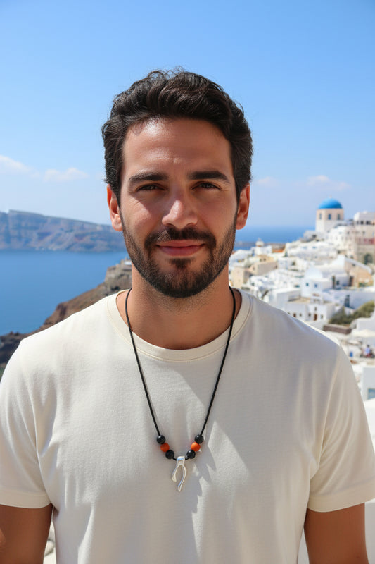 χειροποίητο κολιέ Αλκιμος μαυρο δέρμα με μαυρες και κοκκινες χάντρες μεταλικο με μεντανγιόν γιαντες σε μοντελο ανδρα mousses greek art