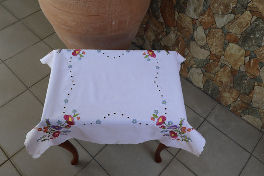 Tovaglia primaverile fatta a mano