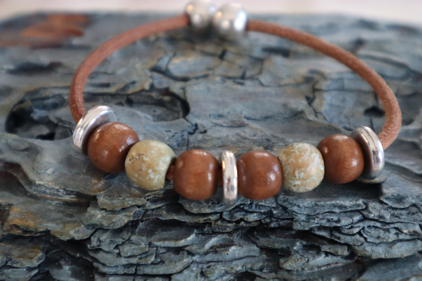 Bracciale da uomo fatto a mano Mirtos con perline di legno