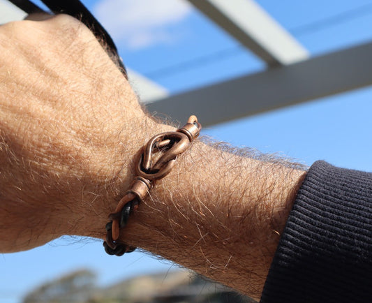 Χειροποίητο Βραχιόλι με Δέρμα και Αντικέ Κούμπωμα Χαλκού Αχιλλέας φορεμένο στο χέρι Mousses Greek Art.