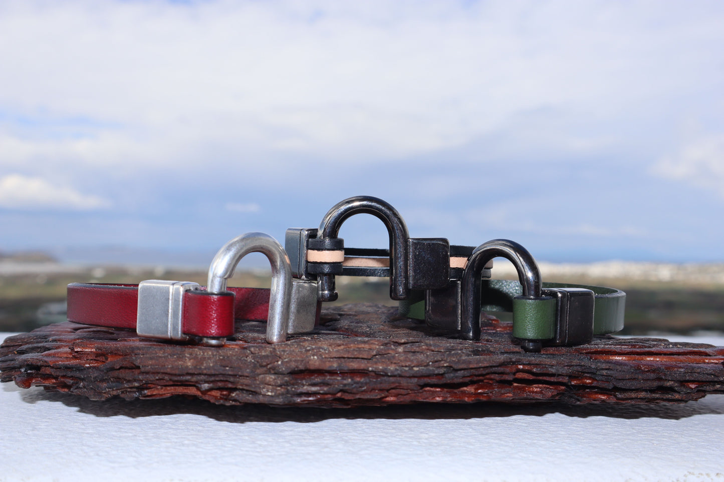 Bracciale Kronos in pelle di cipresso fatto a mano da uomo