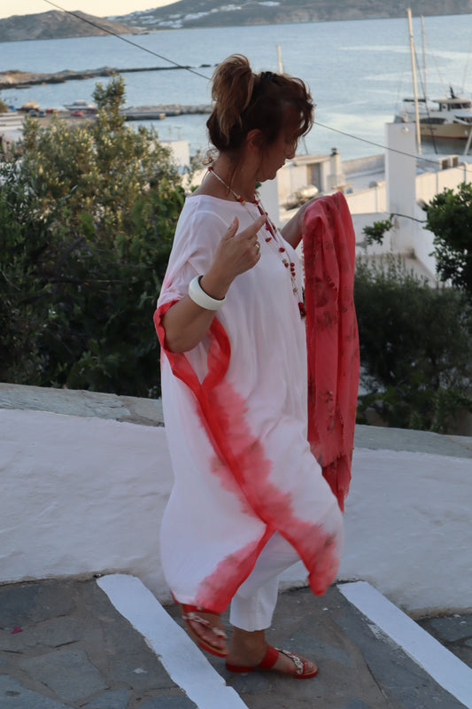 καφτάνι σε μοντελλο με πασμινα κοκκινη και σαντάλια με shibori και ζωγραφικη