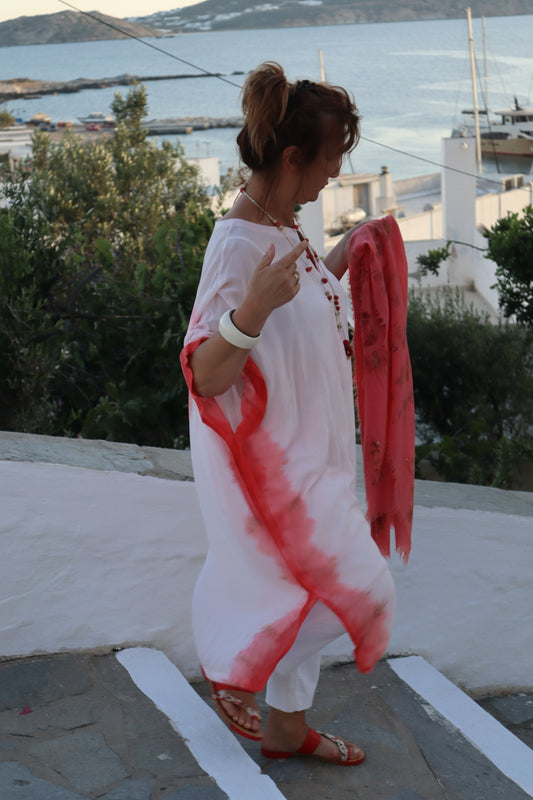 καφτάνι σε μοντελλο με πασμινα κοκκινη και σαντάλια με shibori και ζωγραφικη