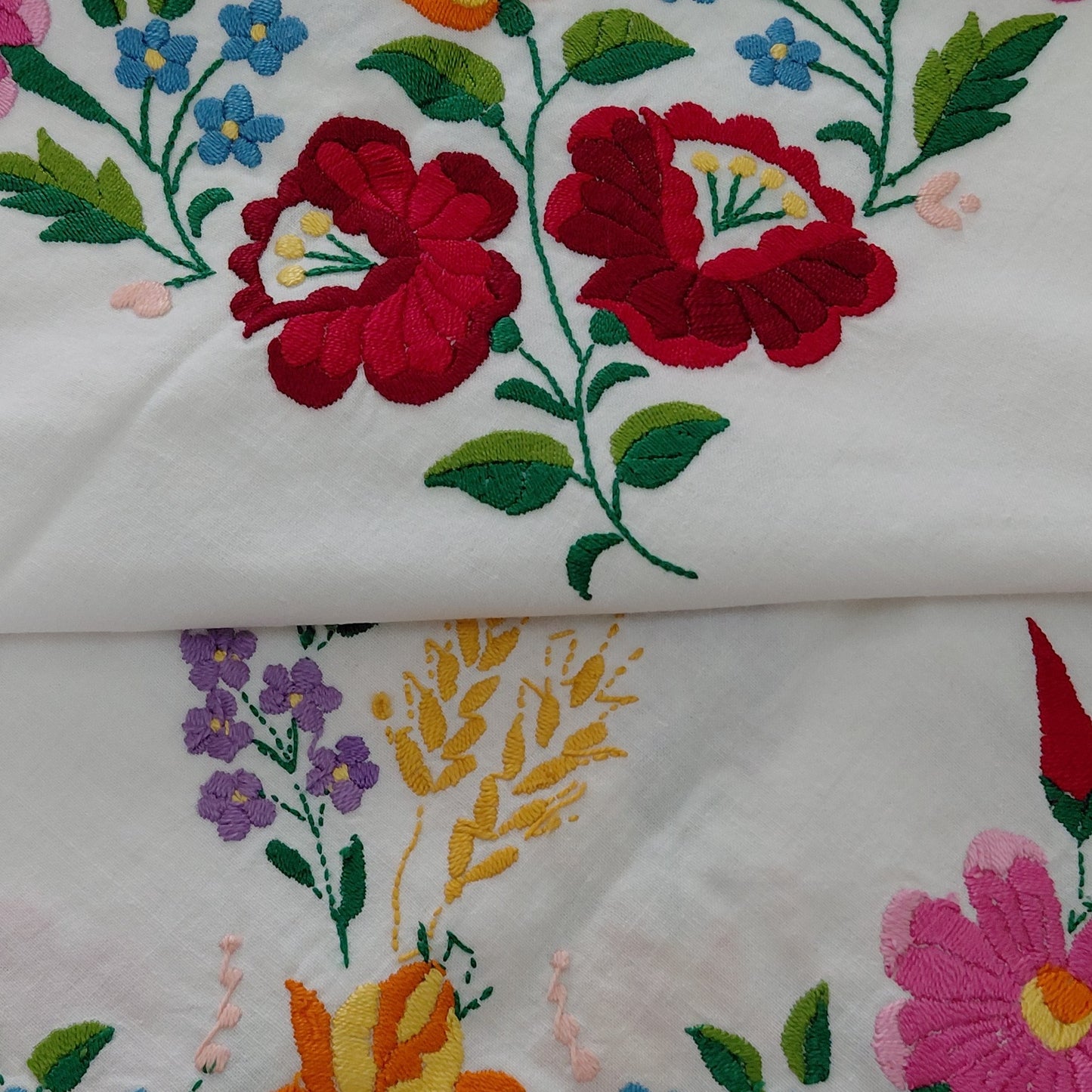 συλλέλτικο χειροποιητο τραπεζομαντιλο απο συλλογη vitage hereitage on of a kind Αγρός, λπτομερεια απο αναποδη η εργασία η βελονιες