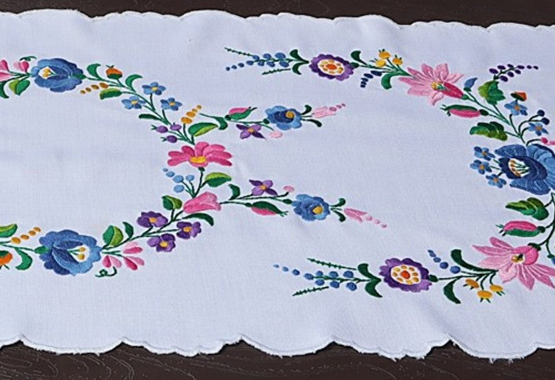 Συλλεκτικο Χειροποίητο Ράνερ «Blue Roses» – Heritage Vintage Μοναδικά (one-of-a-kind) συλλεκτικά κεντήματα. Χειροποίητα έργα τέχνης, κειμήλια 45 ετών με πιστοποίηση αυθεντικότητας