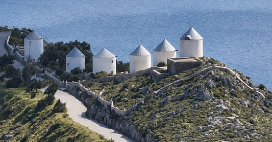 Οι Μύλοι της Λέρου με θέα στο Αιγαίο
