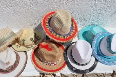 ΚΑΠΕΛΑ ΖΩΓΡΑΦΙΣΜΕΝΑ ΣΤΟ ΧΕΡΙ