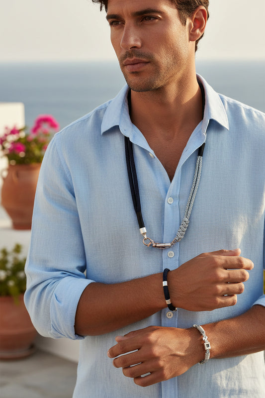   ανδρική  χειροπίητη αλυσίδα παντελονιου και τα ιδια βραχιόλια Σουνιο φορεμενο σε μοντελο αντρα την έχει φορέσει μα δικό τρόπο σαν κολιέ