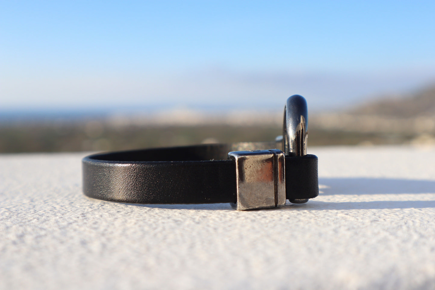 Bracciale da uomo in lava fatto a mano con pelle nera e chiusura