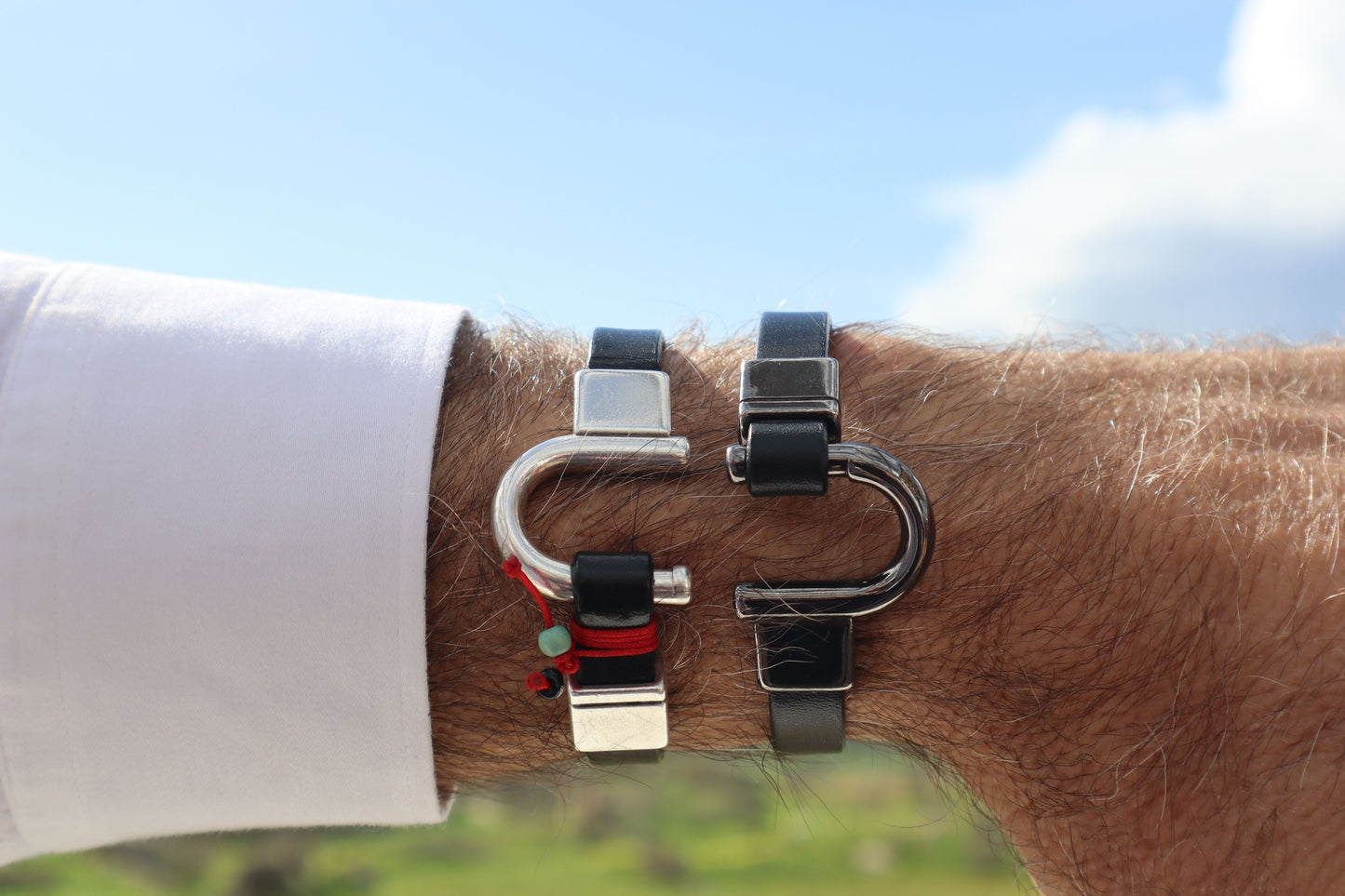 Bracciale da uomo in lava fatto a mano con pelle nera e chiusura