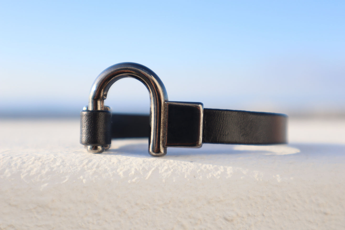 Bracciale da uomo in lava fatto a mano con pelle nera e chiusura