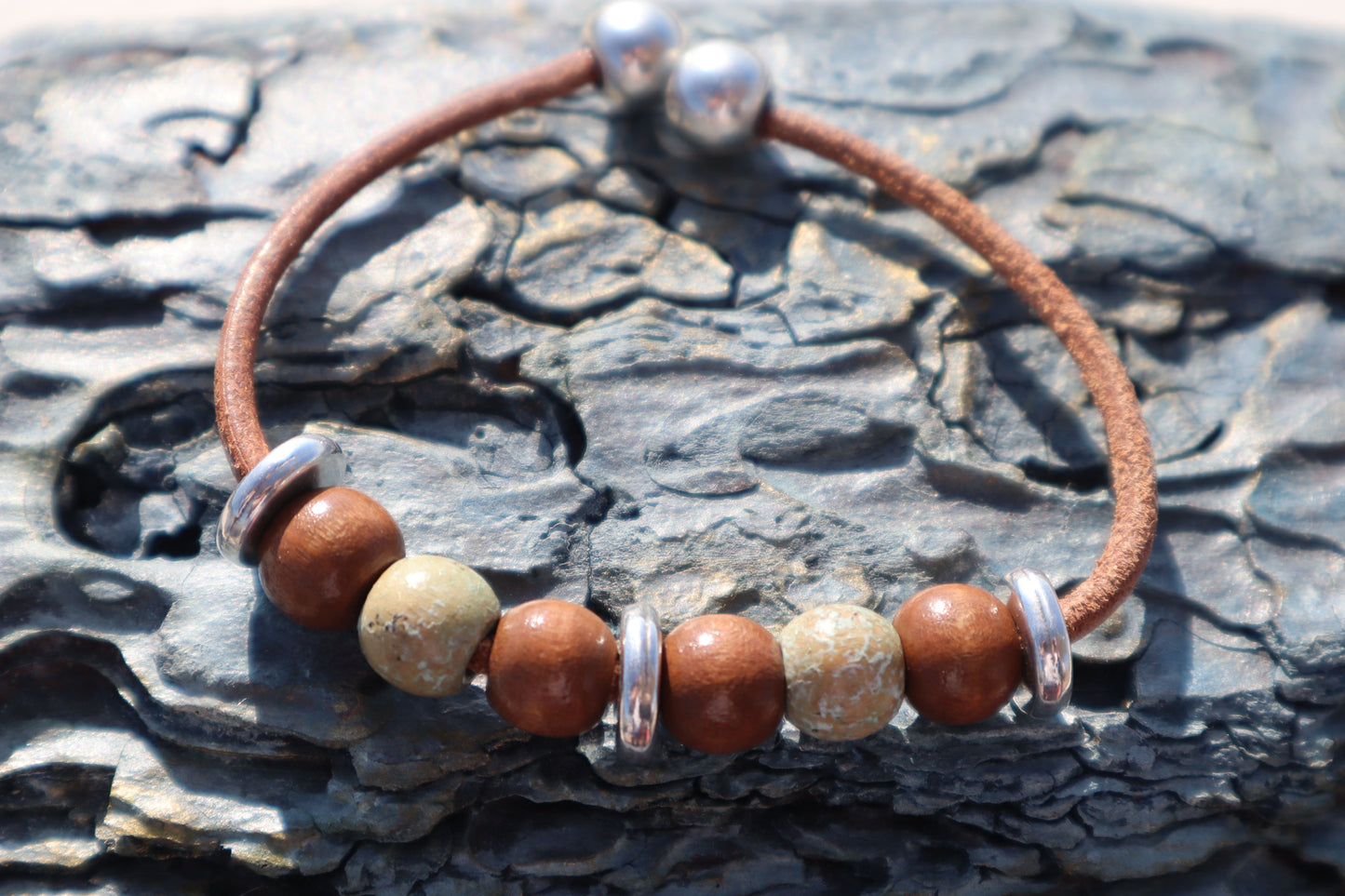 Bracciale da uomo fatto a mano Mirtos con perline di legno