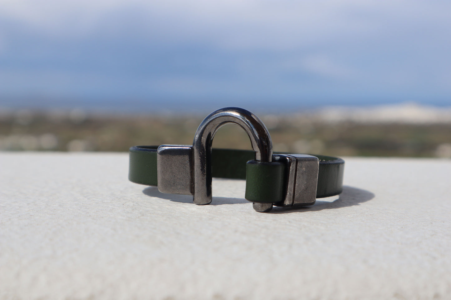Bracciale Kronos in pelle di cipresso fatto a mano da uomo