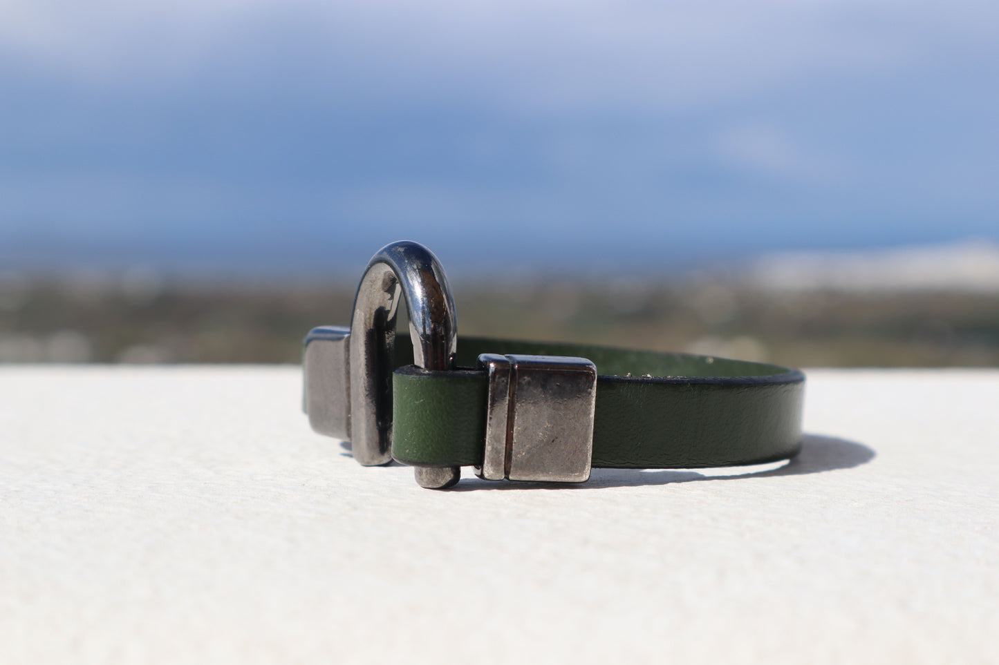 Bracciale Kronos in pelle di cipresso fatto a mano da uomo
