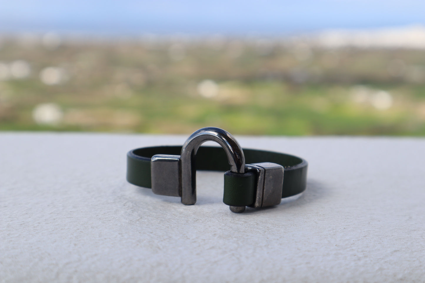 Bracciale Kronos in pelle di cipresso fatto a mano da uomo