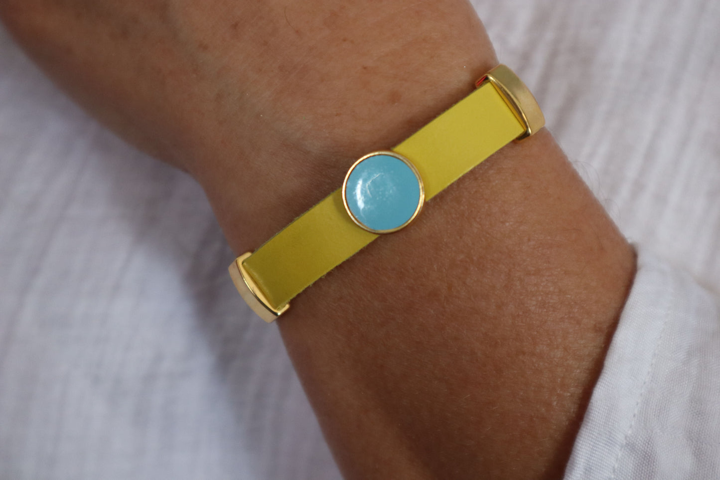 Bracciale unisex fatto a mano in morbida pelle con elemento placcato oro e chiusura magnetica "Kitron"