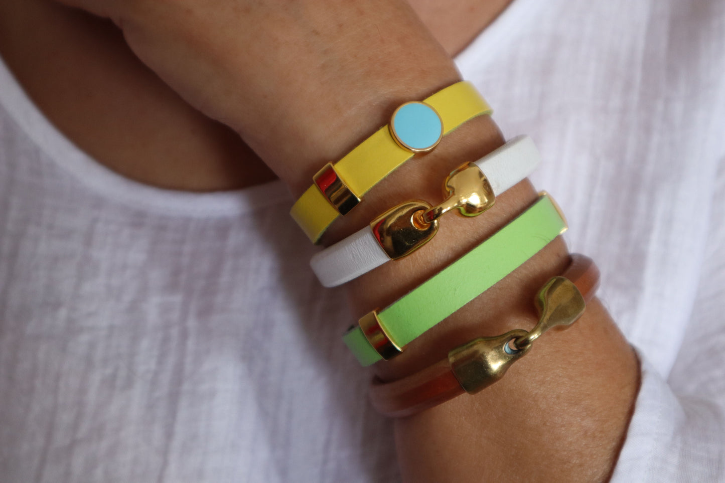 Bracciale unisex fatto a mano in morbida pelle con elemento placcato oro e chiusura magnetica "Kitron"