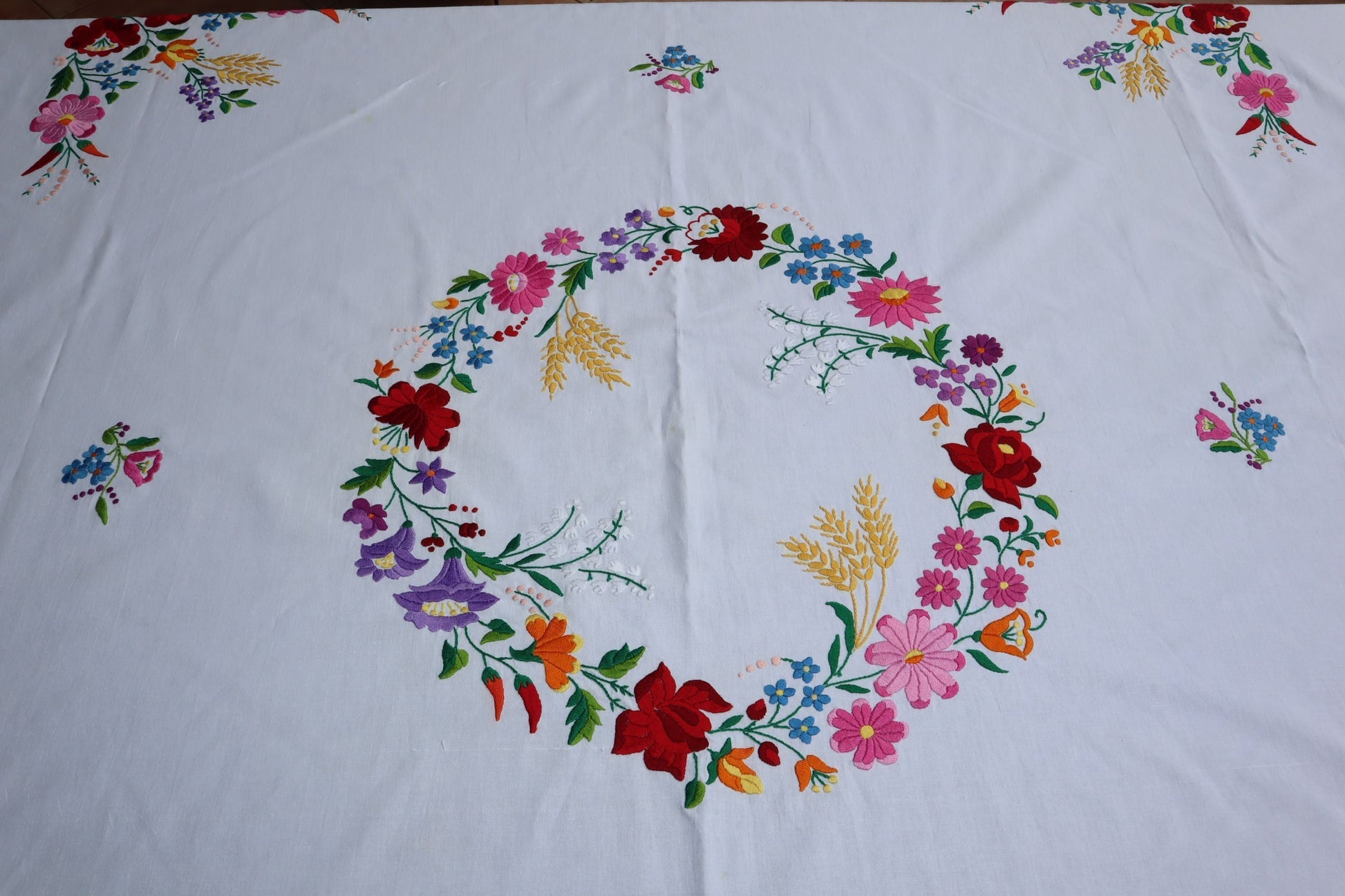 Λεπτομέρεια χειροποίητου κεντήματος Αγρός, πλακέ βελονιά φεστόνι και κοφτό με πούχρωμα έντονα λουλούδια και στάχυα    σειρά Heritage Vintage, Mousses Greek Art.