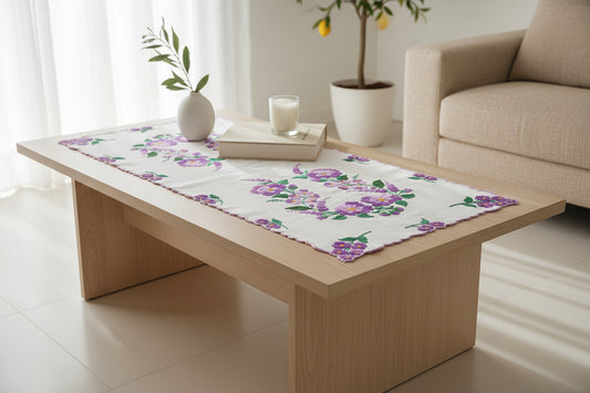 Χειροποίητο runner «Βιολέτα» 84x38 εκ. με λιλά κέντημα σε λευκό βαμβακερό ύφασμα.
mousses greek art