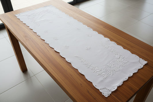 Runner da tavolo bianco come la neve fatto a mano