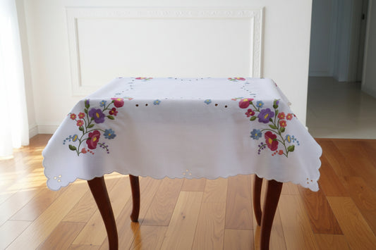 Tovaglia primaverile fatta a mano