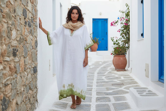 λευκο λινο καφτάνι με ζωγραφική shibori  σε μοντέλο  Κλοπατρα 
