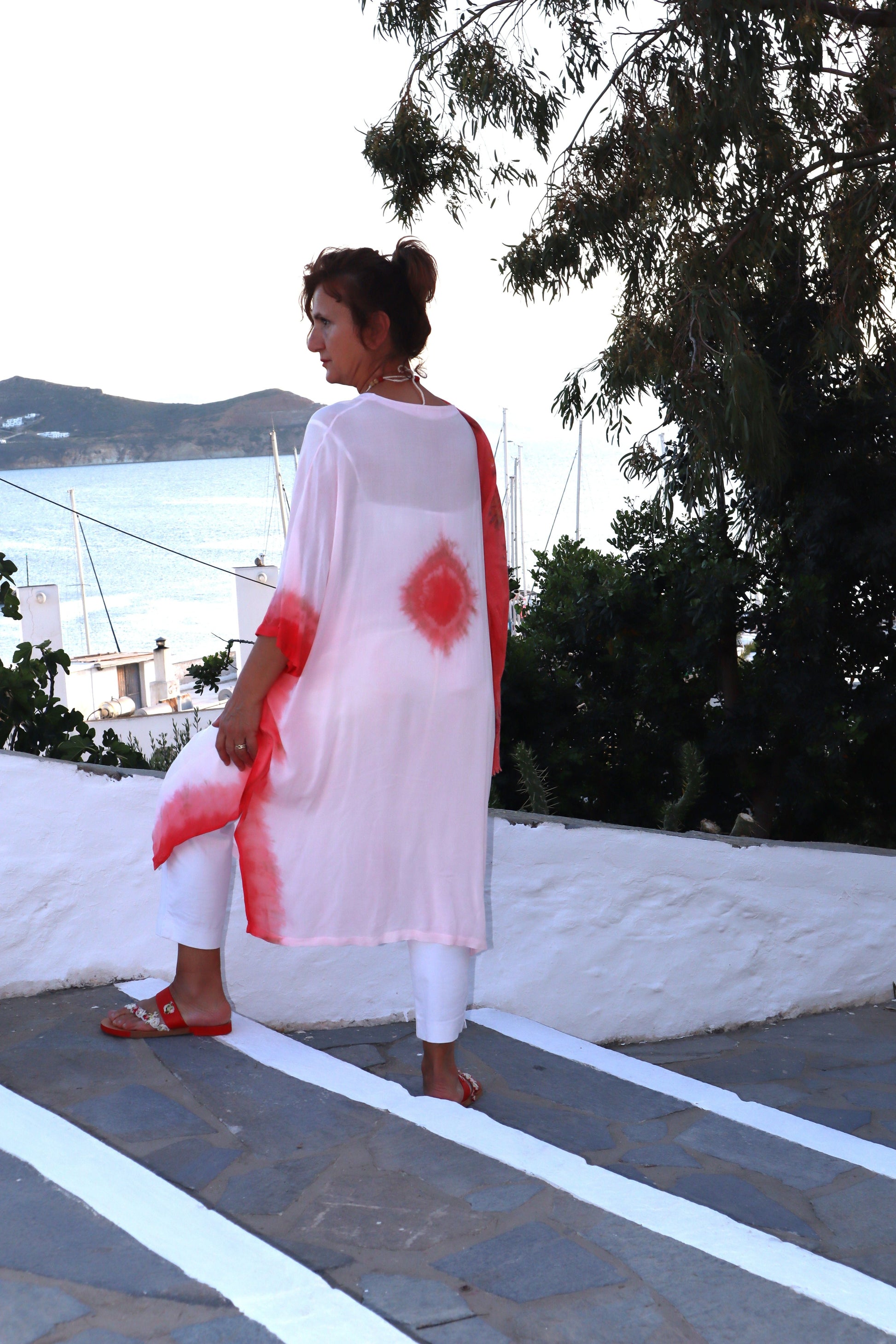 καφτανι με shiboriμε κοκκινο  χρωμα  αναλαφρο με σαντάλια 