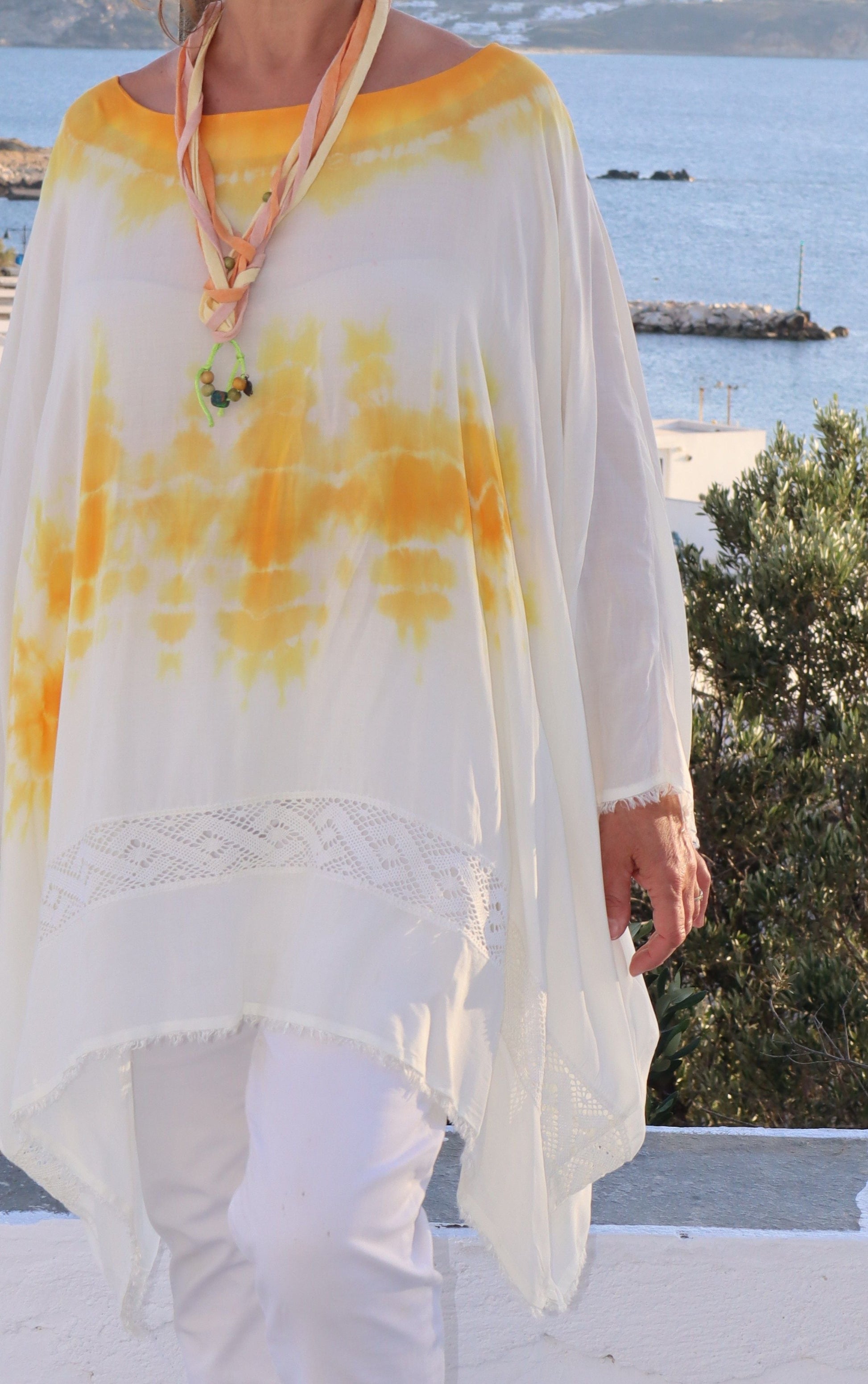 Λεπτομέρεια από ζωγραφική στο χέρι και τεχνική Shibori σε κίτρινο καφτάνι από φυτική βισκόζη