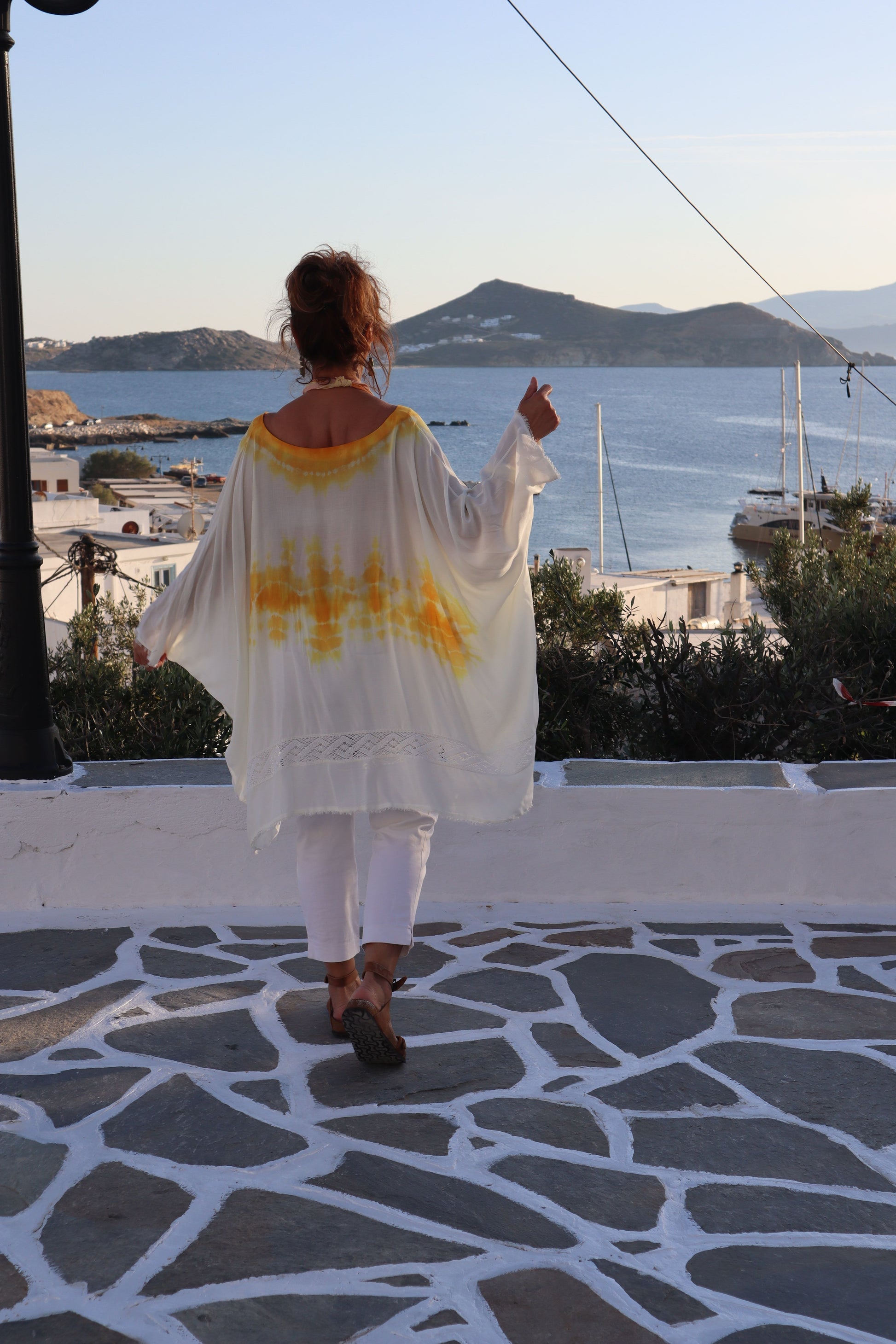 Χειροποίητο ραμμένο στο χέρι κίτρινο καφτάνι Ιθάκη με τεχνική Shibori και οικολογικό κολιέ