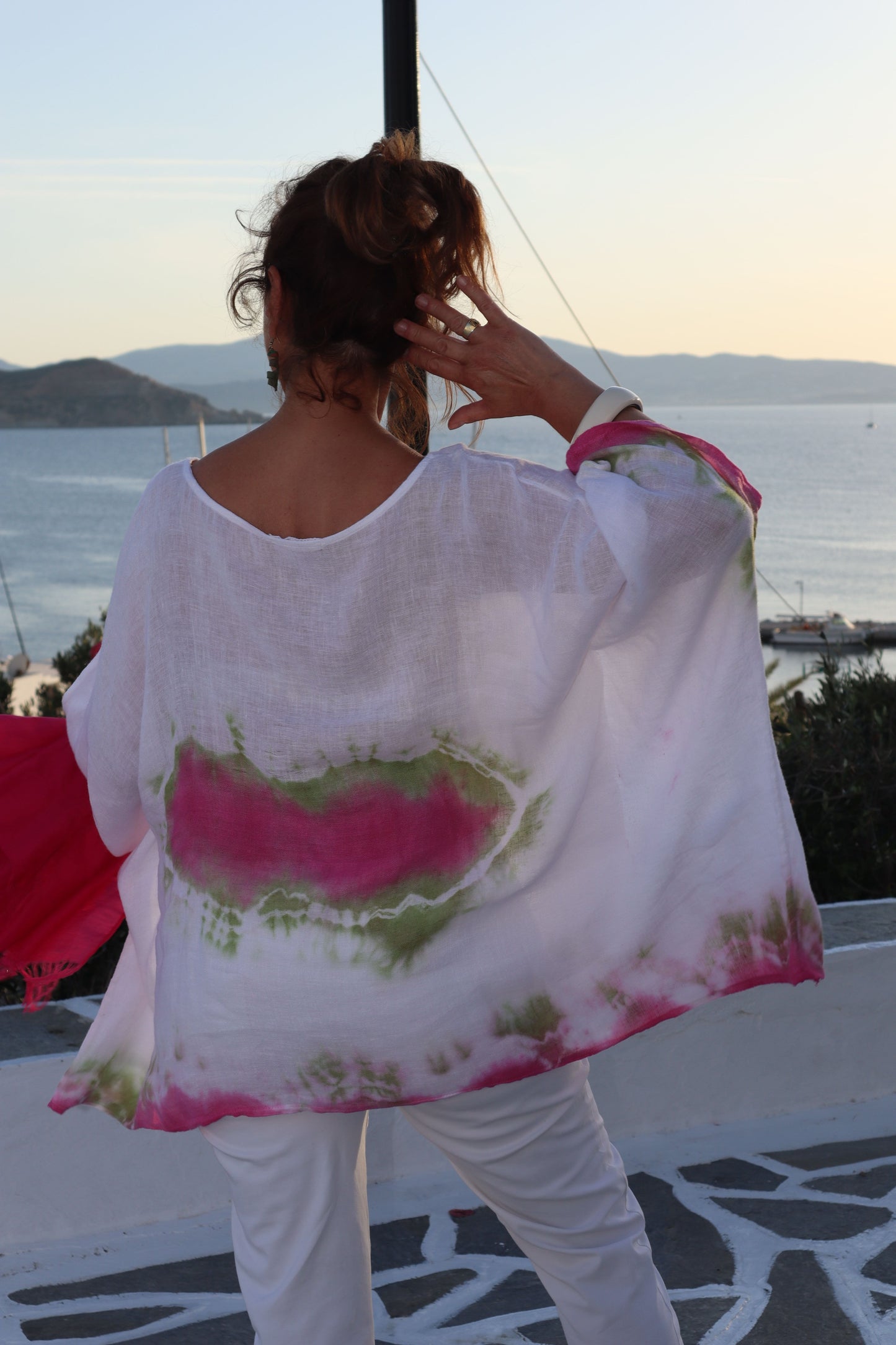 Λινό καφτάνι μπλούζα ηλέκτρα με χειροποίητη ζωγραφική shibori σε φούξια και πράσινο σε μοντελο 