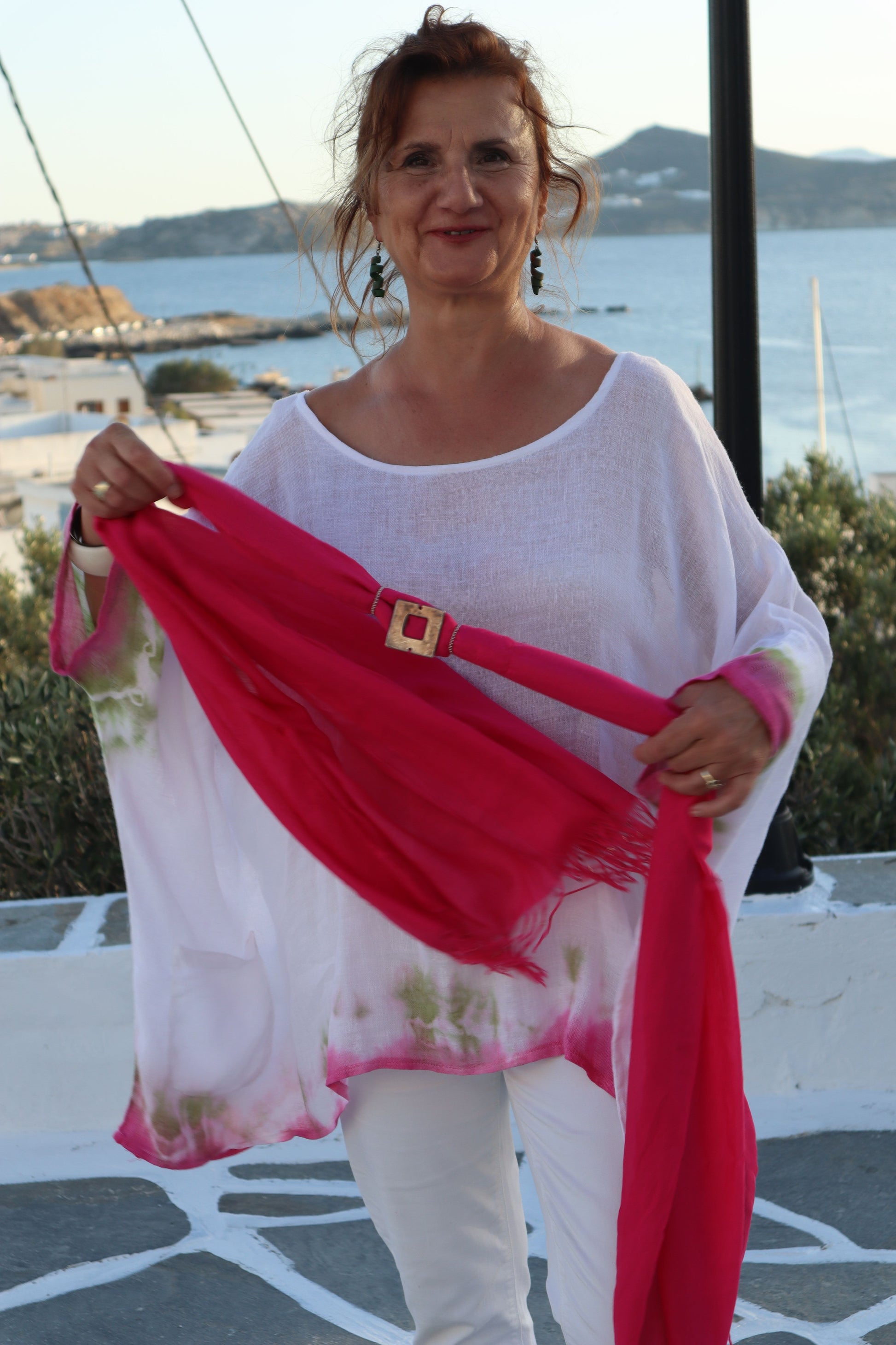 μοντέλο με καφτάνι φούξια και χαμόγελο 
