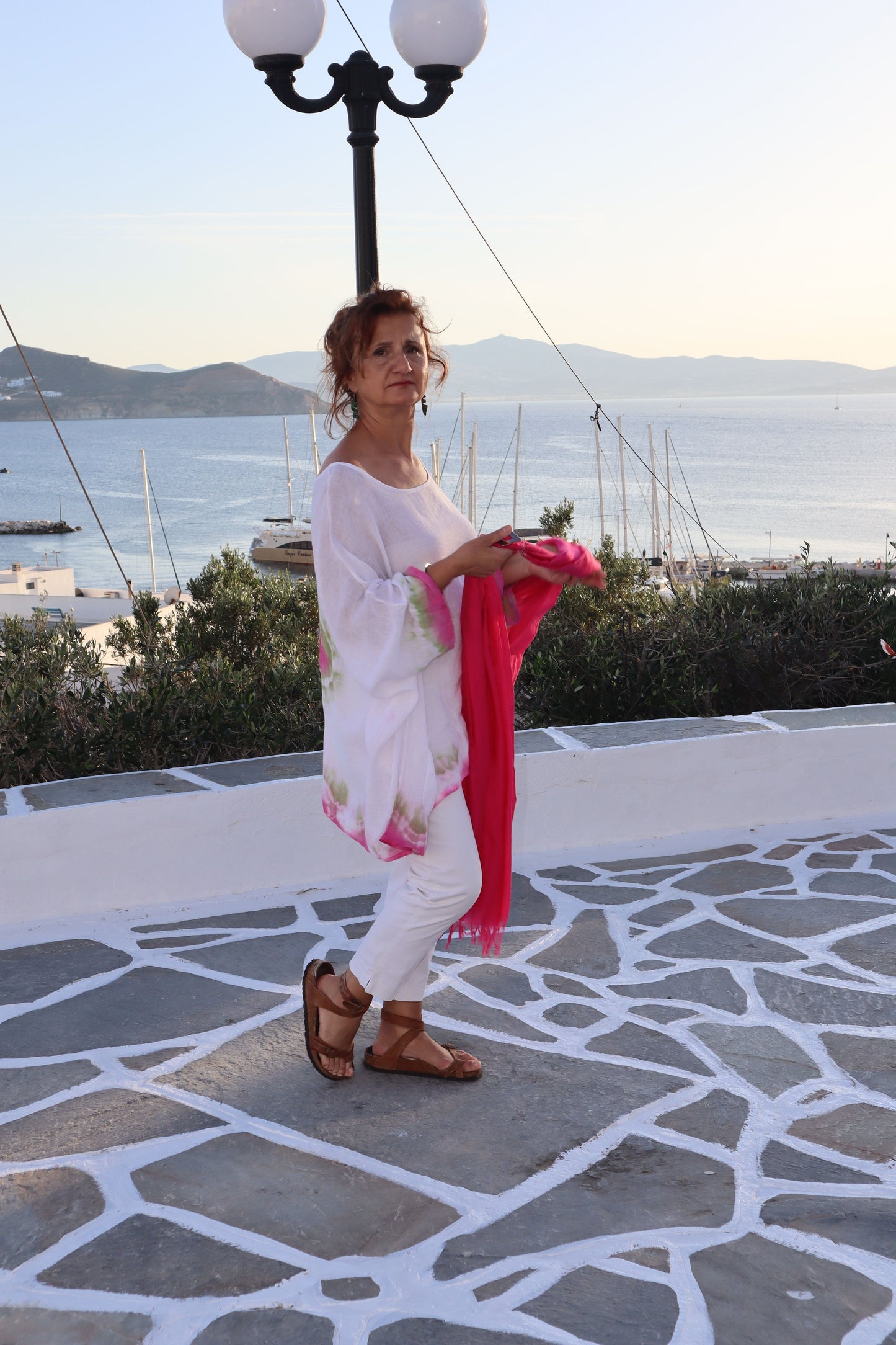 Λινό καφτάνι μπλούζα ηλέκτρα με χειροποίητη ζωγραφική shibori σε φούξια και πράσινο  mousses greek art 
