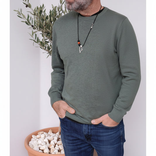 χειροίητο ανδρικό κολιέ αλκιμος σε μαυρο δέρμα και ξυλινες χάντρες και  μενταγιόν μεταλικο γιάντες  σε όμορφο άντρα μοντέλο μπρος απο μια ελία 