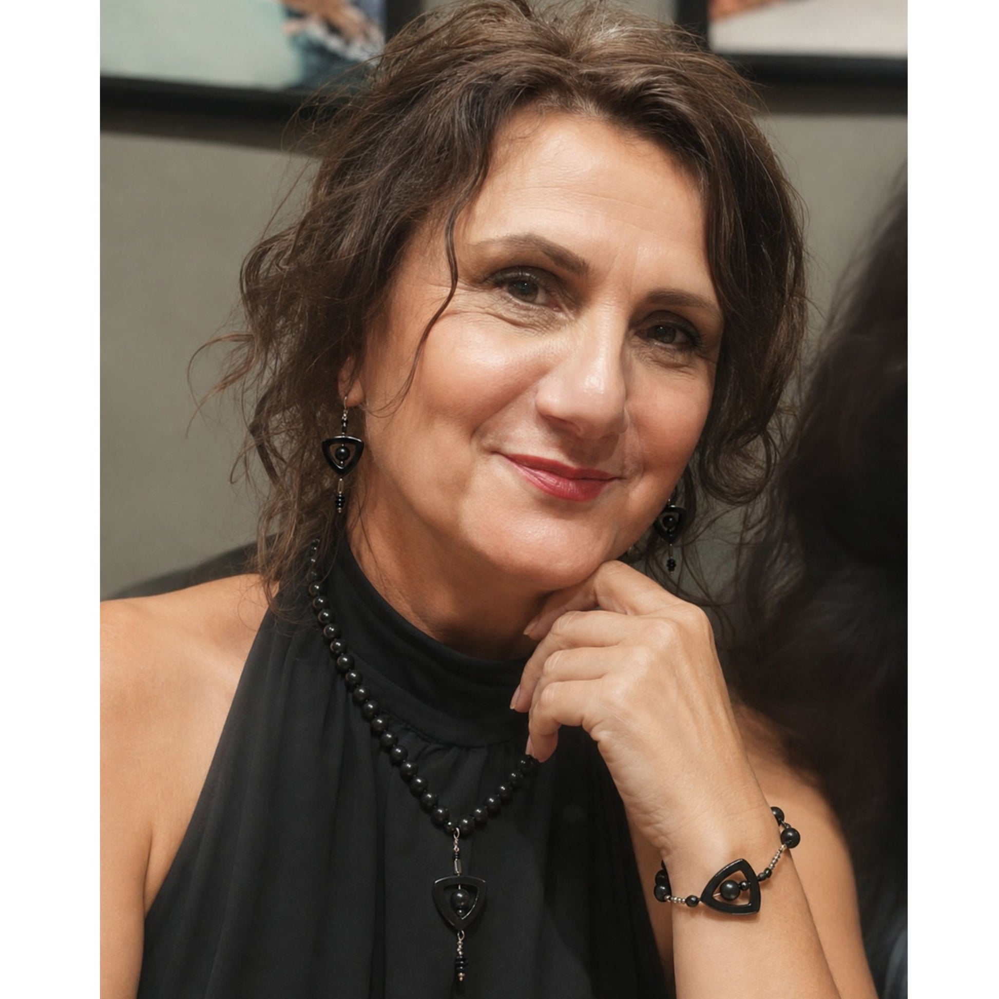 Βραχιόλι, σκουλαρίκι και κολιέ Μέλαινα φορεμένα ως σετ από τη Nymph Collection της Mousses Greek Art.