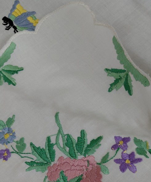   λεπτομερεια αναποδης για αποτελσματα κεντηαμτος Χειροποίητο κεντημένο ράνερ τραπεζιού Herend με παραδοσιακά μοτίβα και λευκή φεστόνη από τη συλλογή Mousses Greek Art