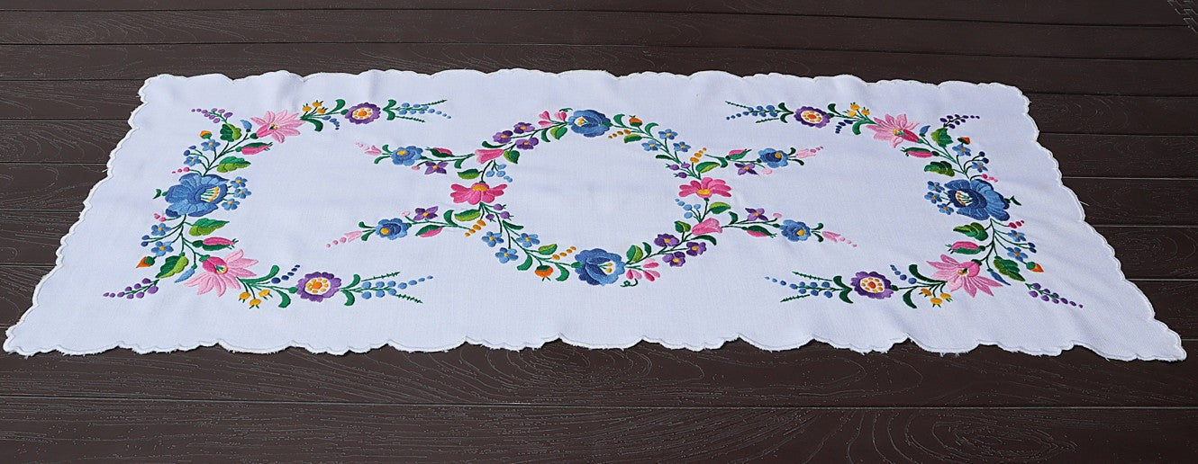 Συλλεκτικο Χειροποίητο Ράνερ «Blue Roses» – Heritage Vintage  Μοναδικά (one-of-a-kind) συλλεκτικά κεντήματα.  Χειροποίητα έργα τέχνης, κειμήλια 45 ετών με πιστοποίηση αυθεντικότητας