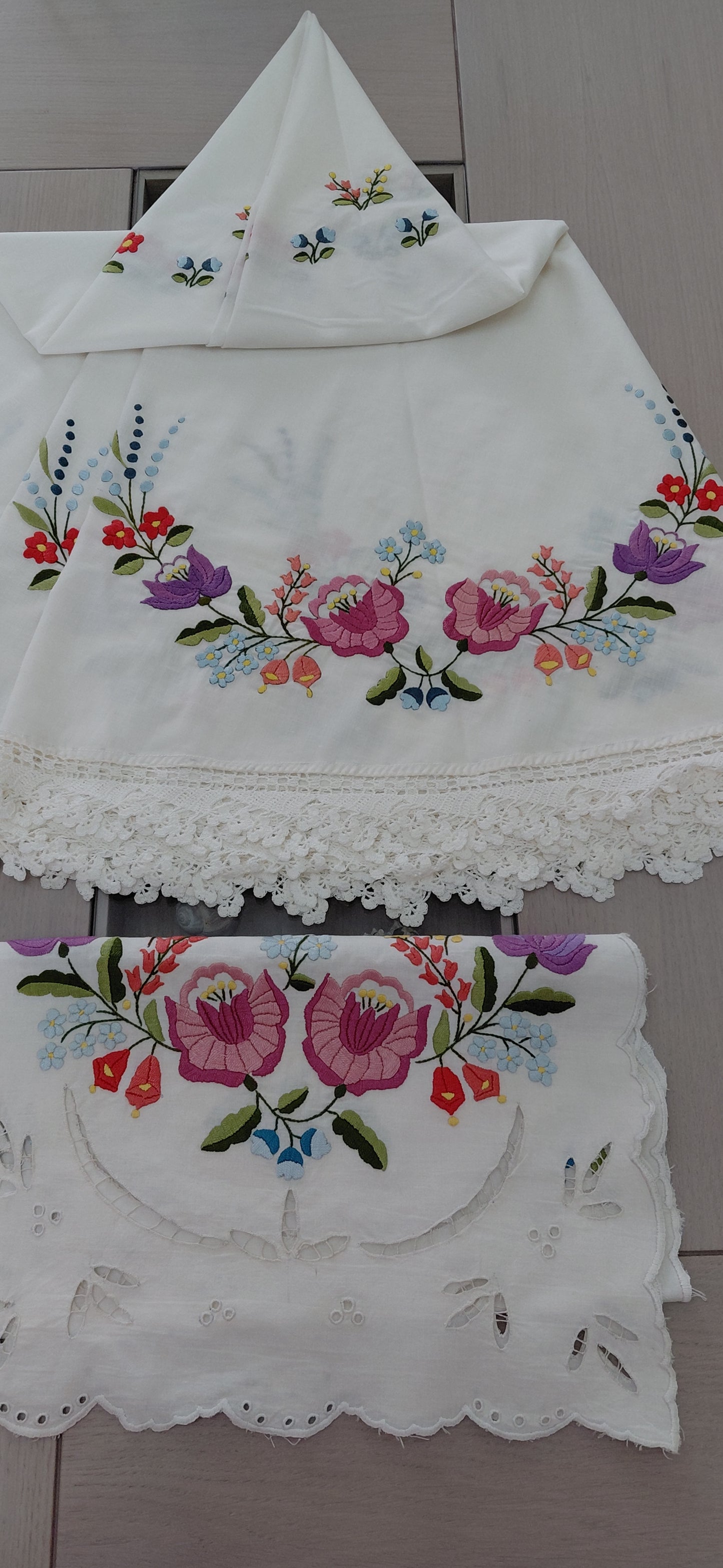 Vintage  χειροποιητο κεντημα ραννερ με  αντιστοιχη ίδια ροτοντα    Αρμονία   της συλλογης μας αο mousses grrek art.