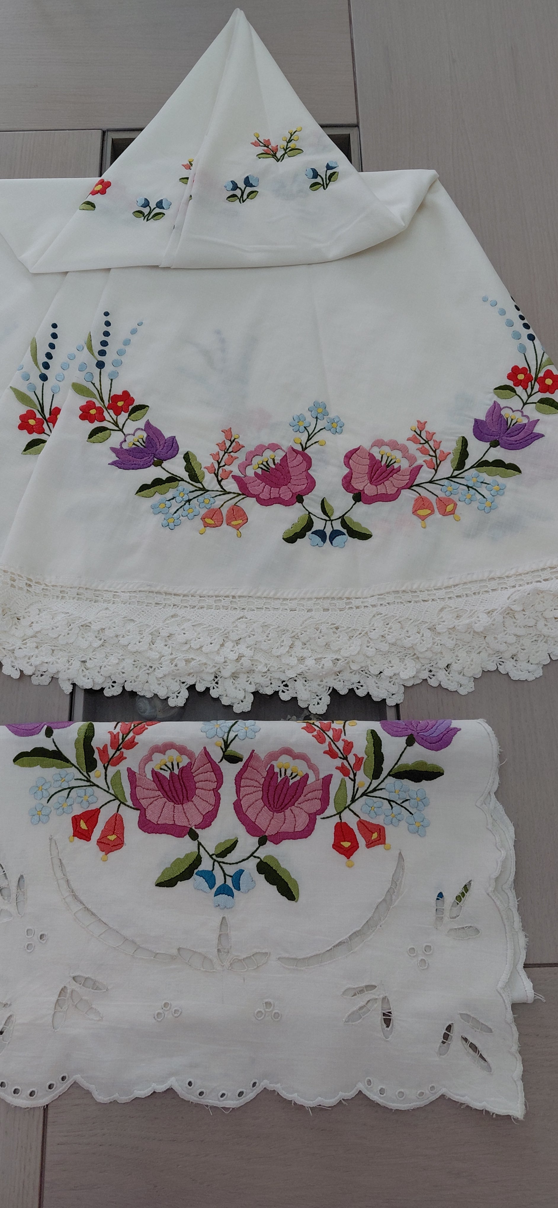 Vintage  χειροποιητο κεντημα ραννερ με  αντιστοιχη ίδια ροτοντα    Αρμονία   της συλλογης μας αο mousses grrek art.