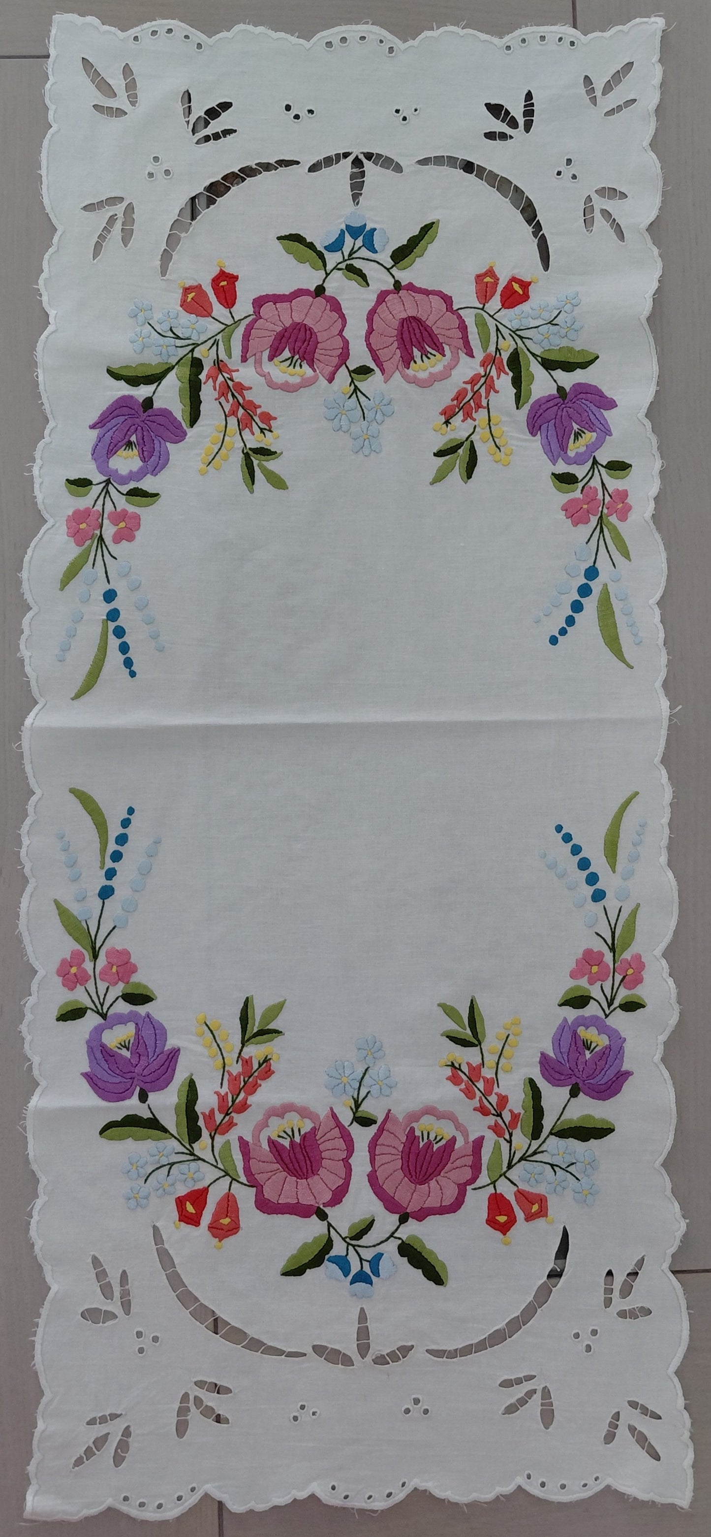 συλλεκτικο χειροποιητο  runner armonia  με κοφτό  και φεστόνι mousses greek art