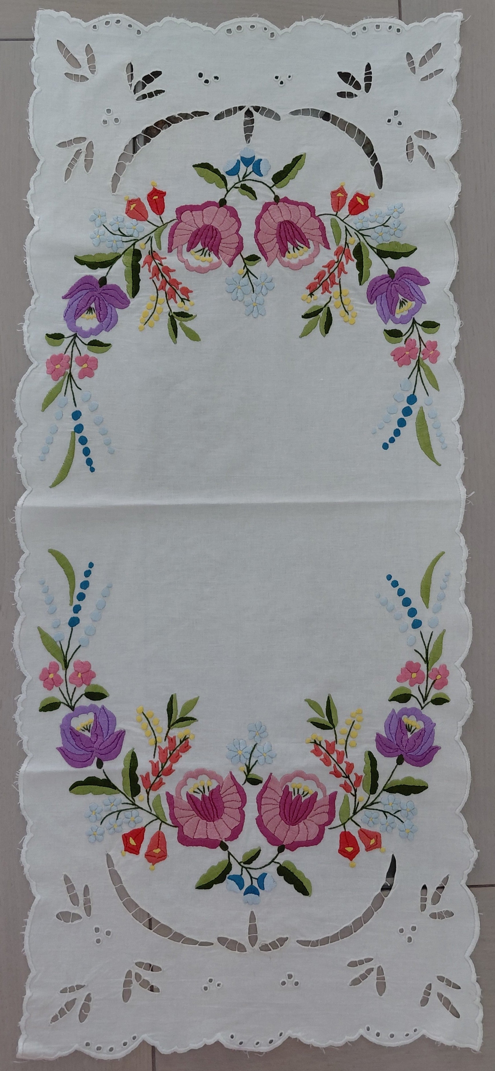 συλλεκτικο χειροποιητο  runner armonia  με κοφτό  και φεστόνι mousses greek art