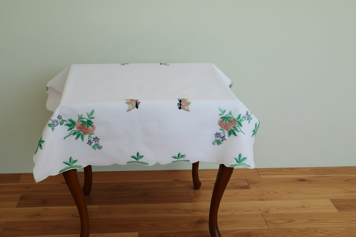 Herend  χειροποίητο κεντημένο καρέ τραπεζιού  σε λευκό ύφασμα με χειροποίητο φεστόνι από τη συλλογή Mousses Greek Art   vintage  45 ετόν 
άθικτο σε μικρό τραπεζι 