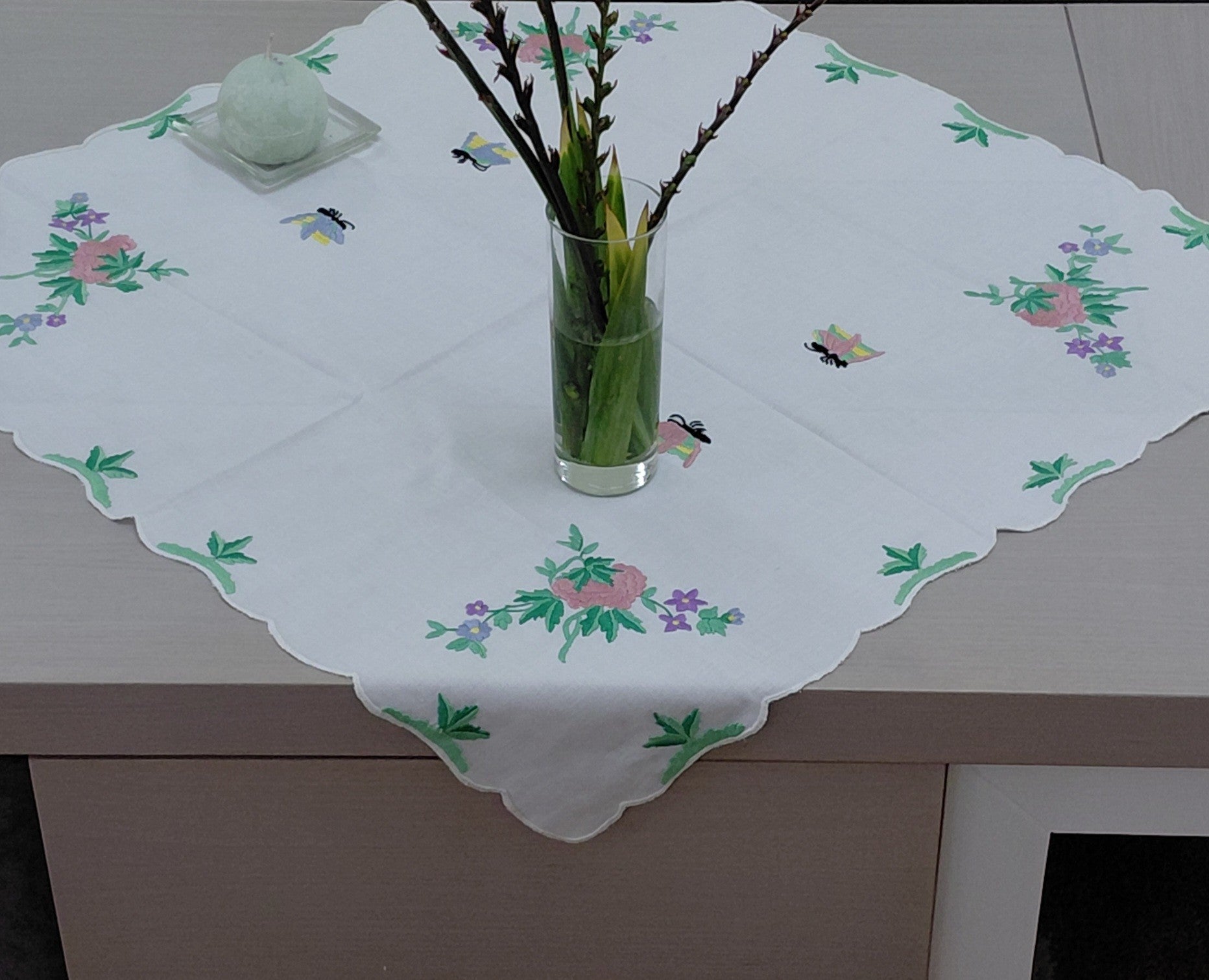 Χειροποίητο κεντημένο καρέ τραπεζιού Herend σε λευκό ύφασμα με χειροποίητο  φεστόνι από τη  vintage collection  απο συλλογή Mousses Greek Art
